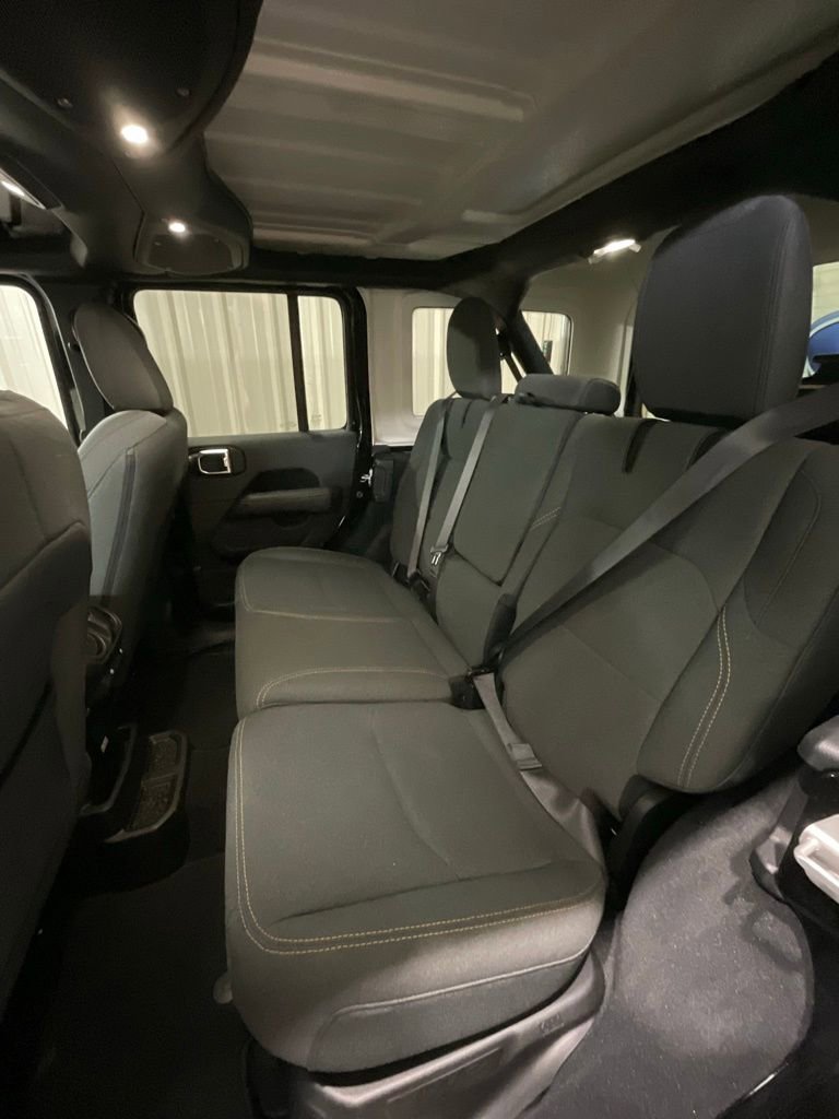 Used 2025 Jeep Wrangler Unlimited Sahara image 11