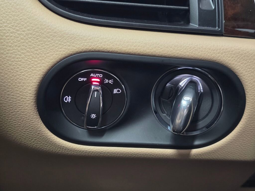 Certified 2025 Porsche Macan image 36