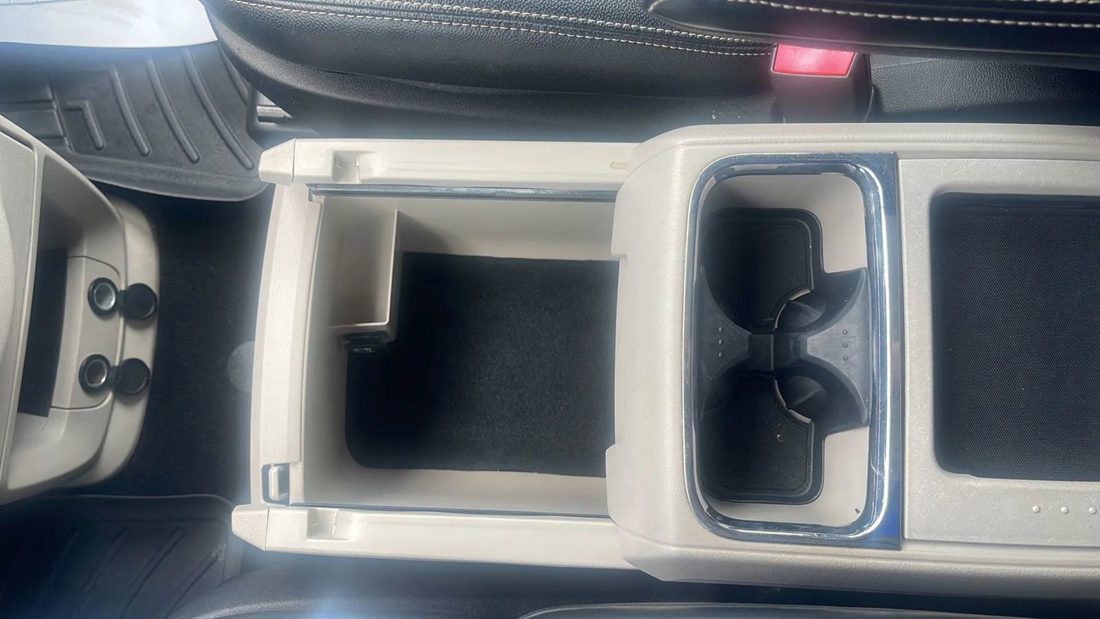 Used 2013 Chrysler Town & Country Touring FWD image 18