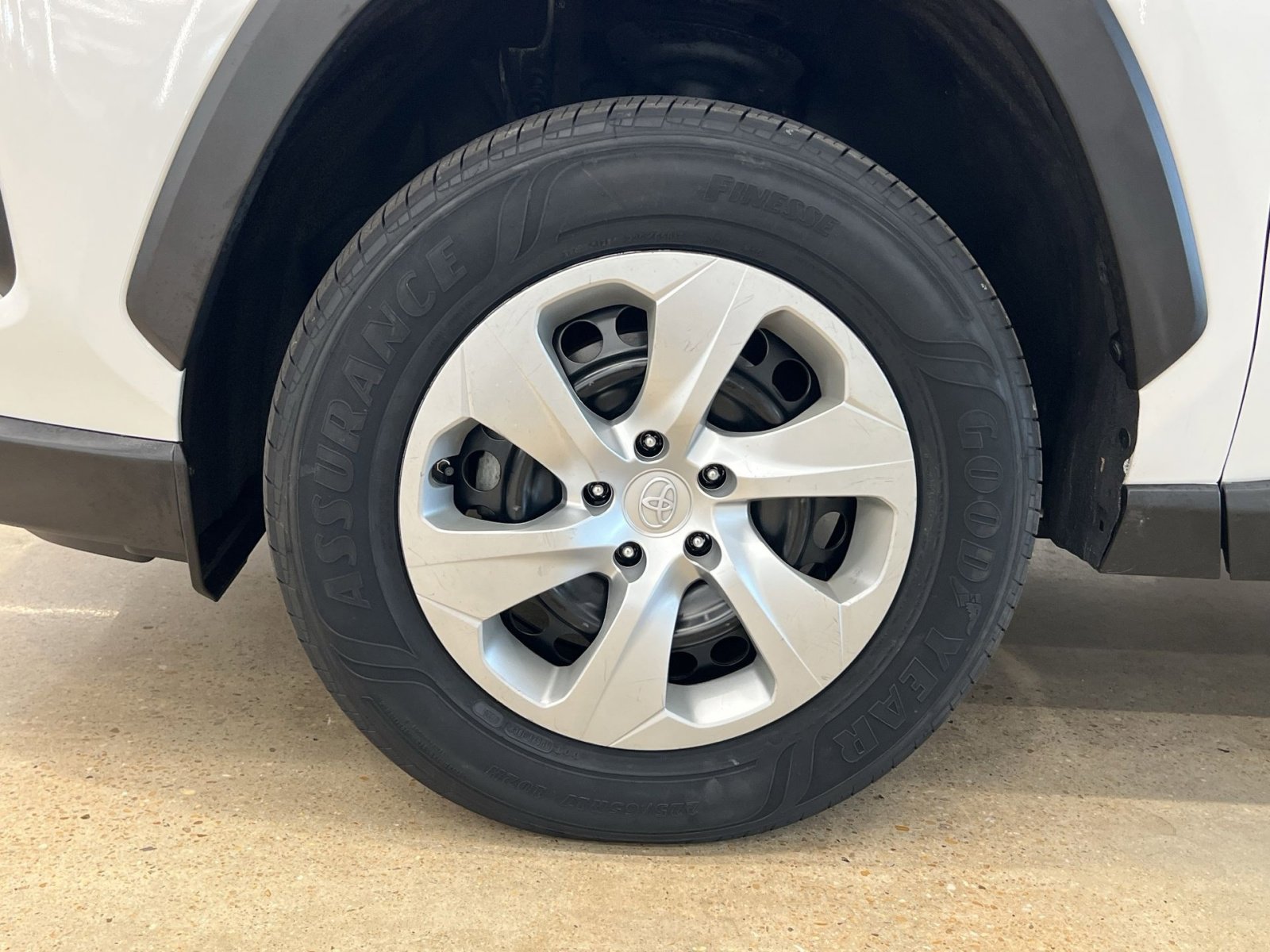 Used 2022 Toyota RAV4 LE image 11