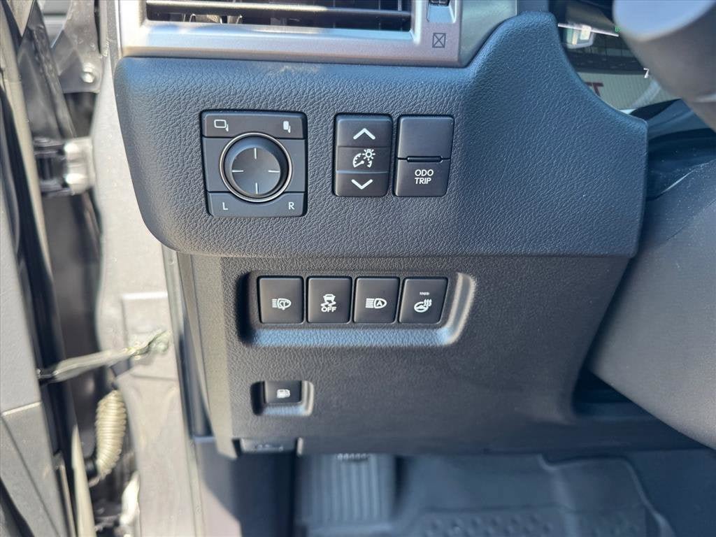 Used 2023 Lexus GX 460 Premium w/ Accessory Package AWD/4WD image 23