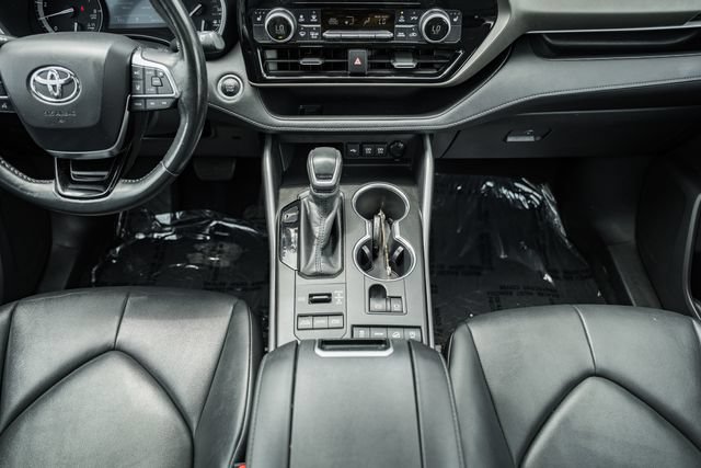 Used 2020 Toyota Highlander XLE AWD/4WD image 25