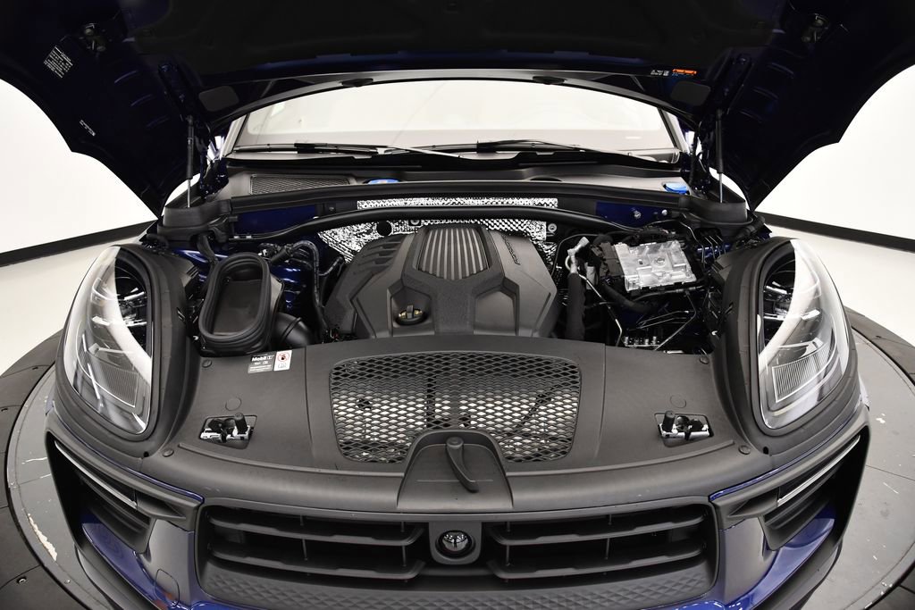 Certified 2025 Porsche Macan image 11