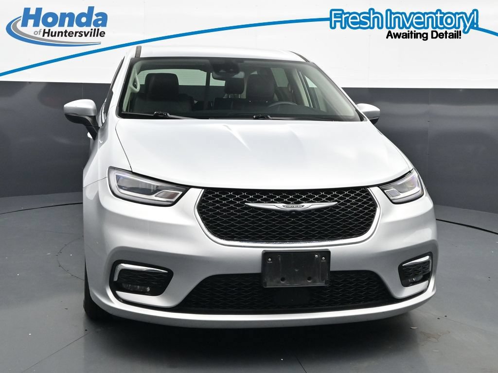 Used 2023 Chrysler Pacifica Touring-L FWD image 3