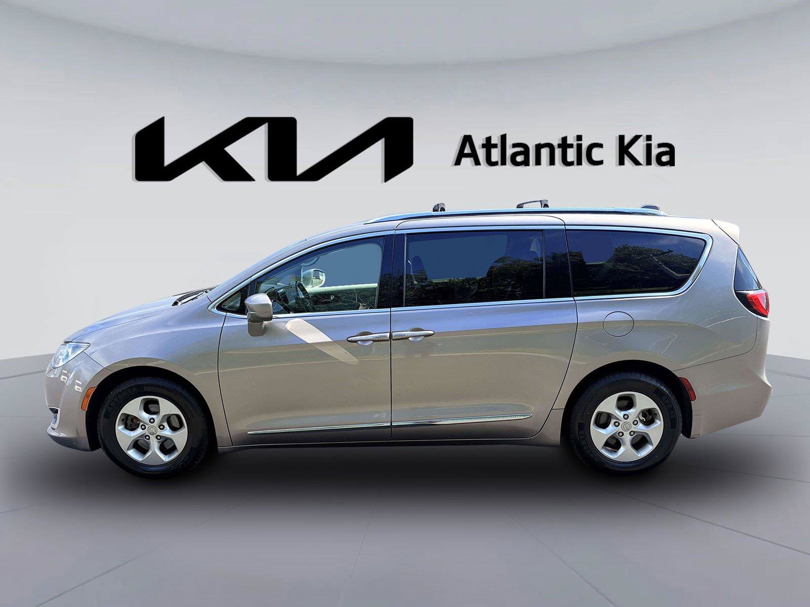 Used 2017 Chrysler Pacifica Touring-L Plus FWD image 11