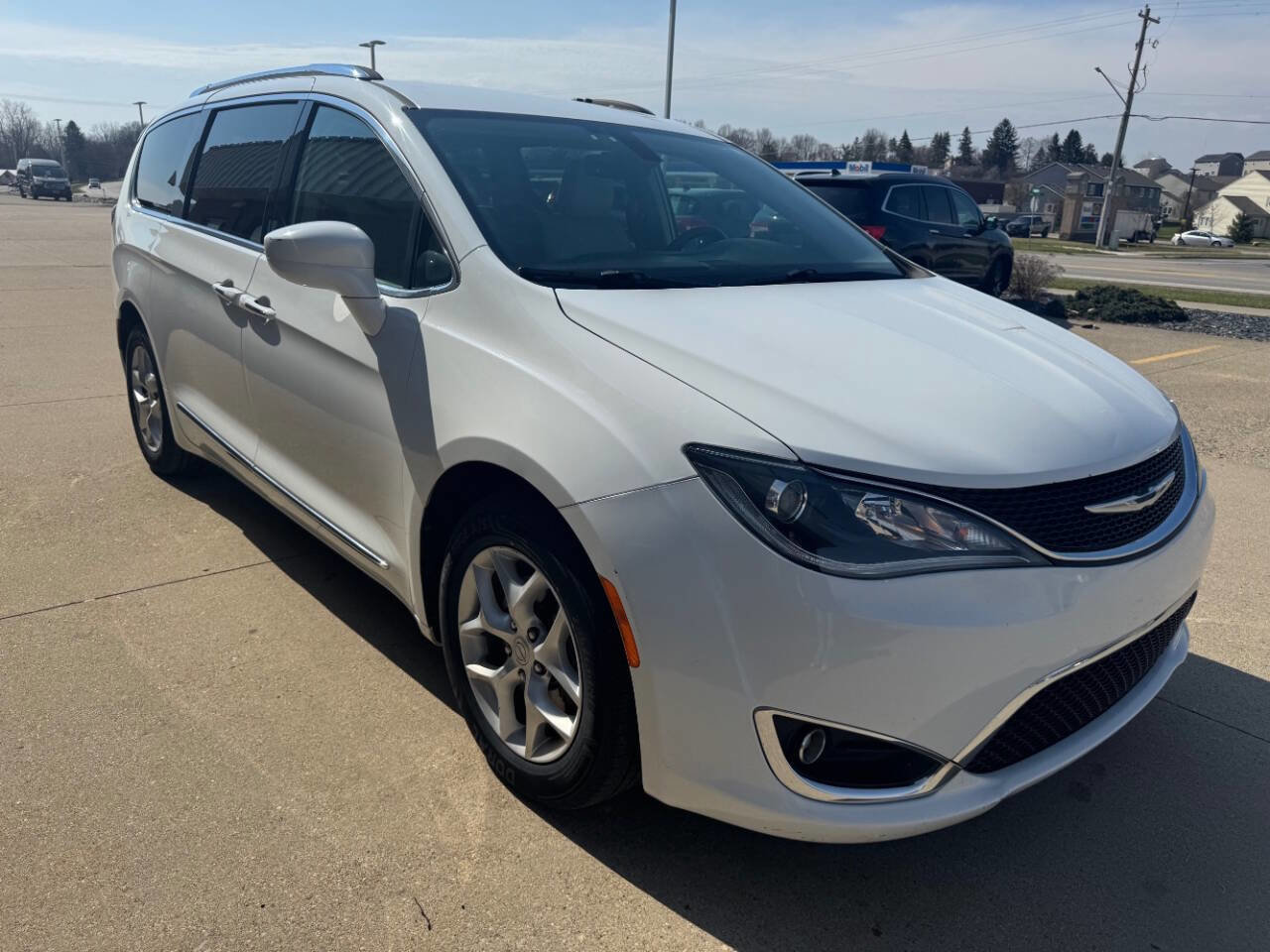 Used 2017 Chrysler Pacifica Touring-L Plus w/ Tire & Wheel Group image 30