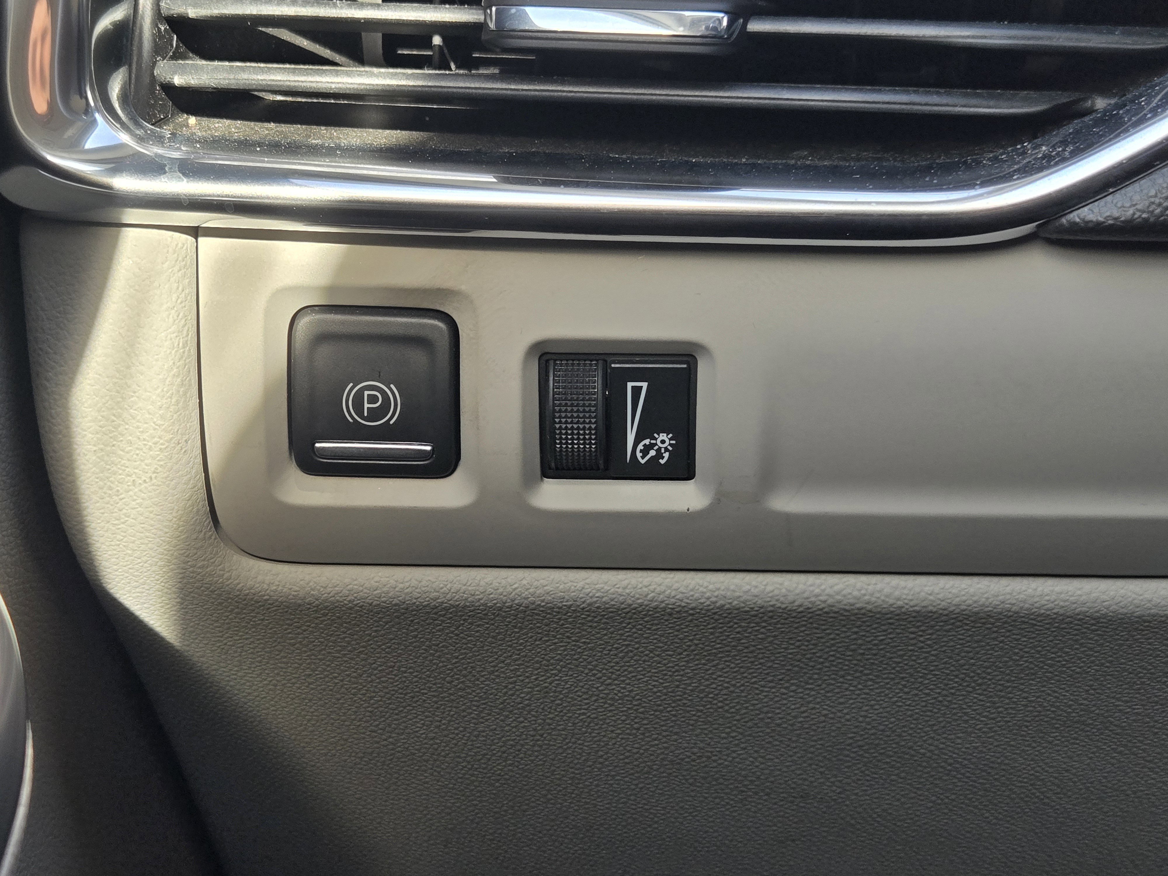 Used 2022 Cadillac XT4 Luxury w/ Cold Weather Package image 24