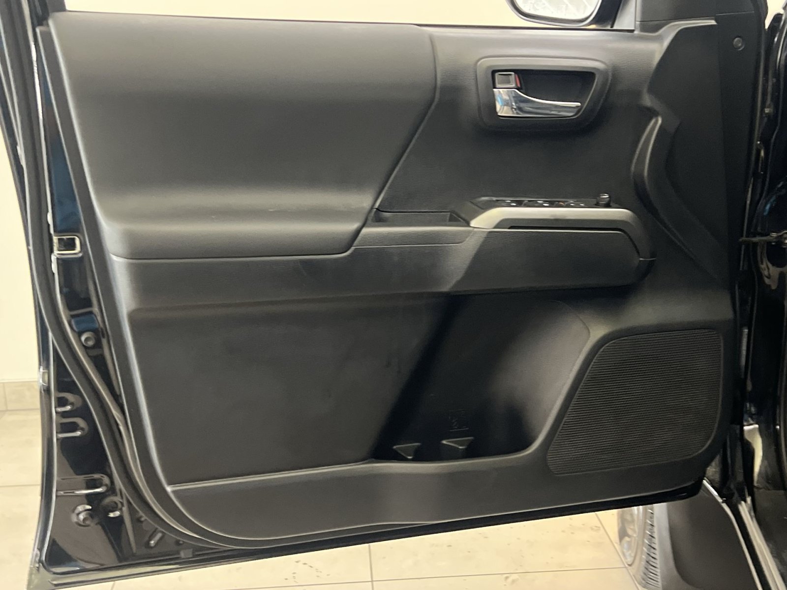 Used 2020 Toyota Tacoma TRD Sport AWD/4WD image 38