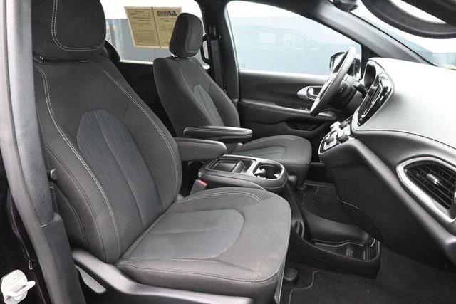 Used 2024 Chrysler Pacifica Touring FWD image 29