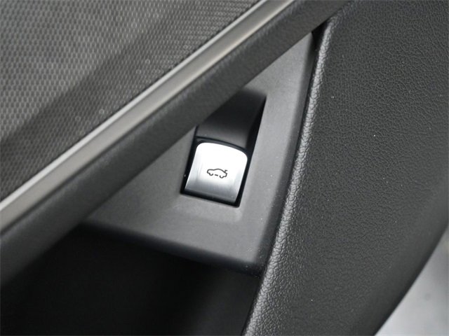 Used 2022 BMW 740i xDrive w/ M Sport Package image 21