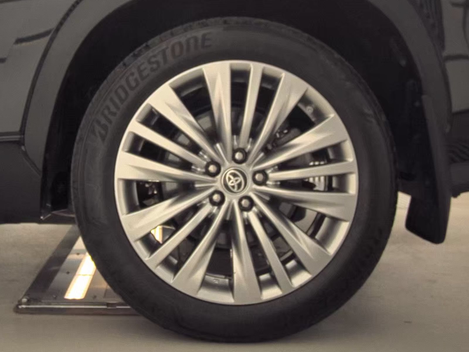 Used 2024 Toyota Highlander Platinum AWD/4WD image 12