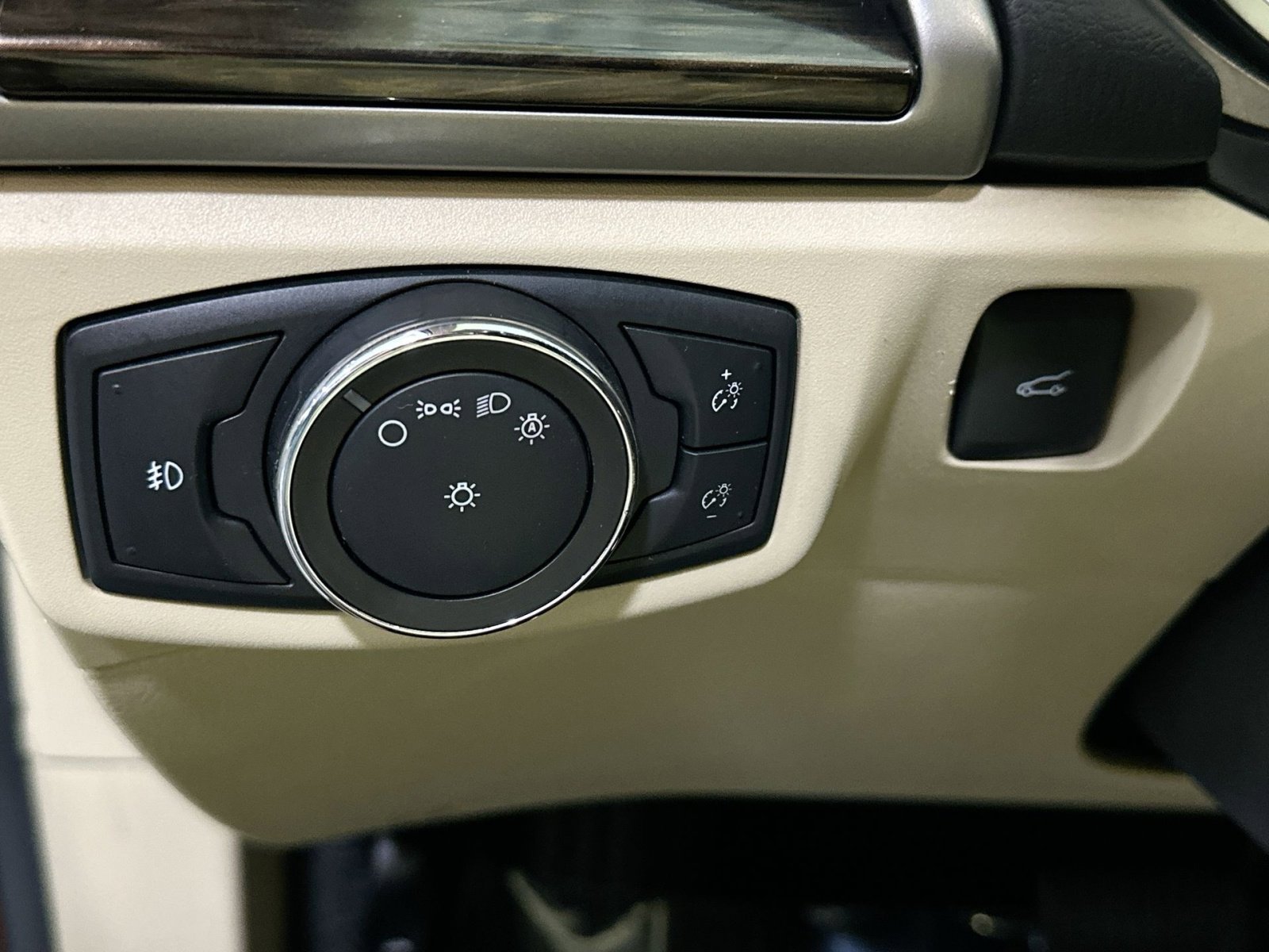 Used 2016 Ford Fusion SE w/ Equipment Group 202A image 18