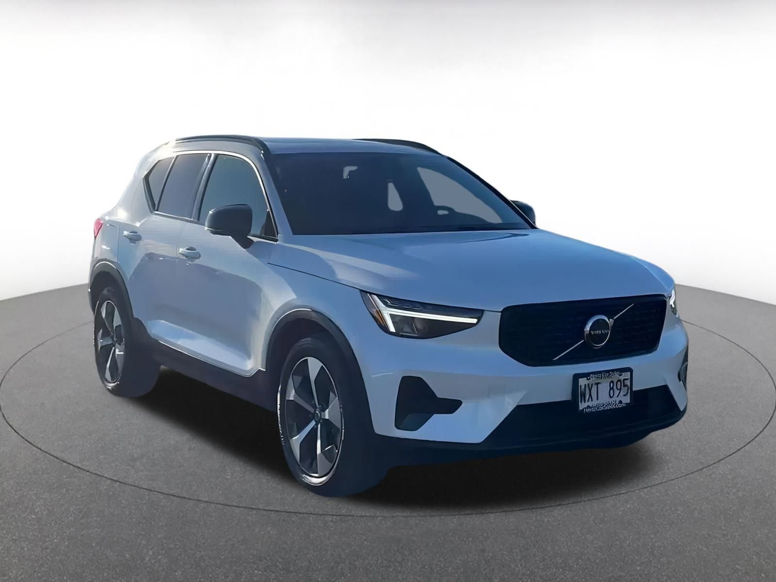 Used 2024 Volvo XC40 B5 Core image 3