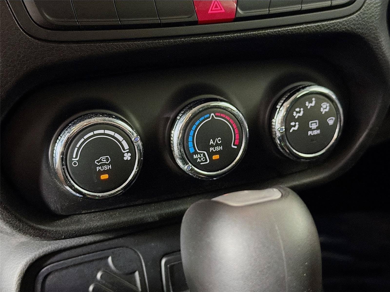 Used 2015 Jeep Renegade Latitude FWD image 17