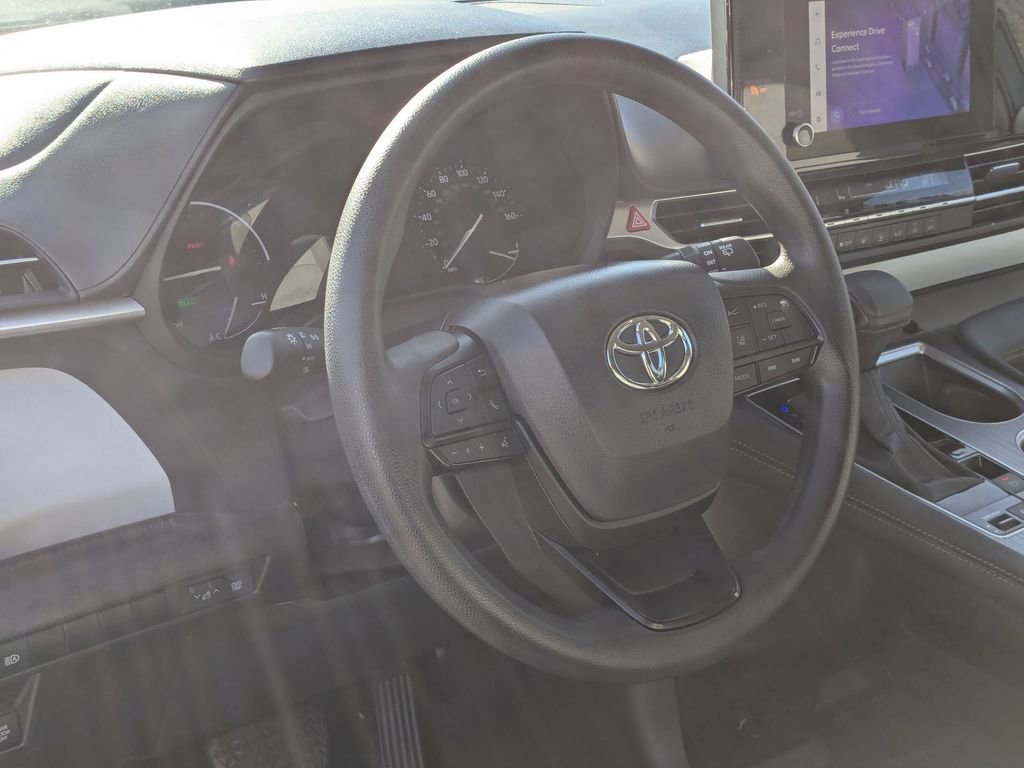 Used 2025 Toyota Sienna LE image 15