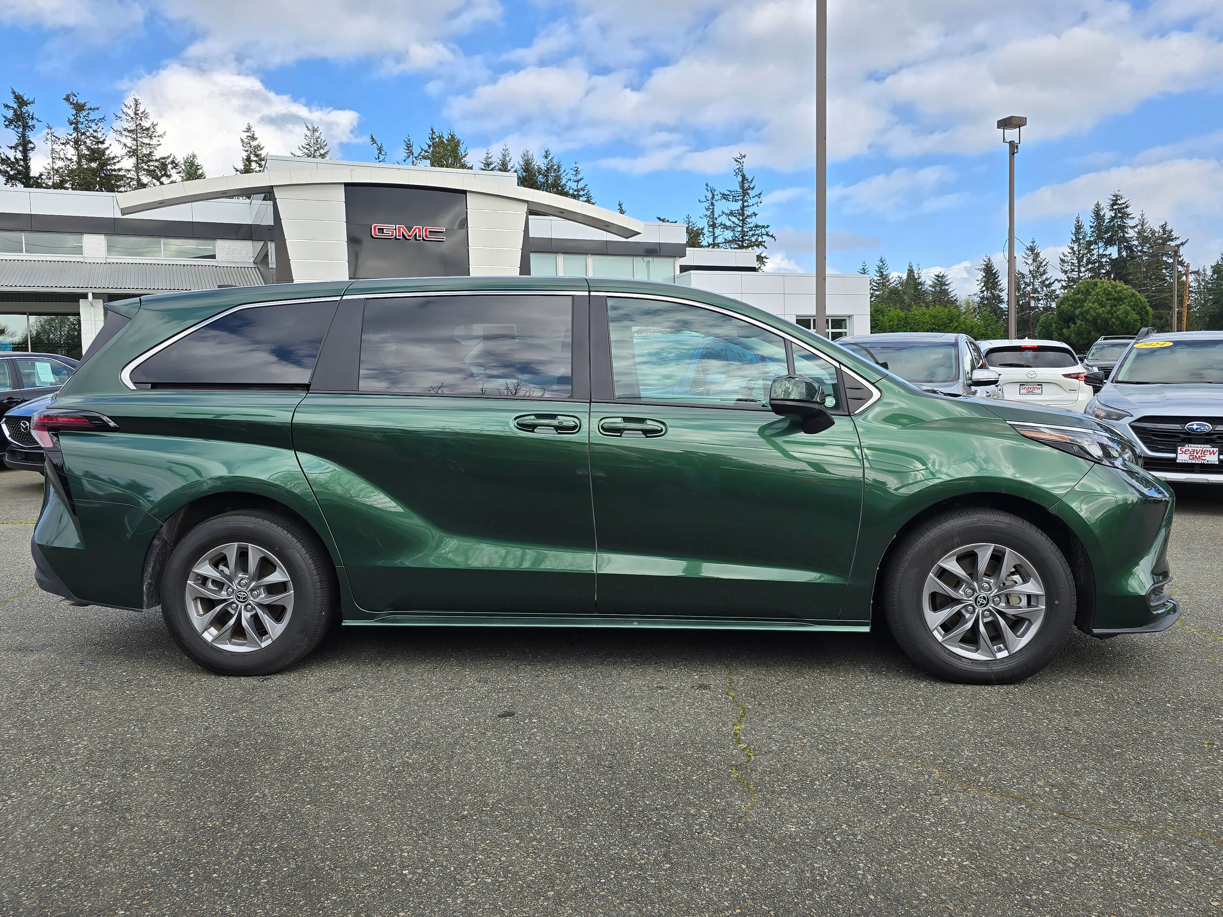 Used 2025 Toyota Sienna LE FWD image 8