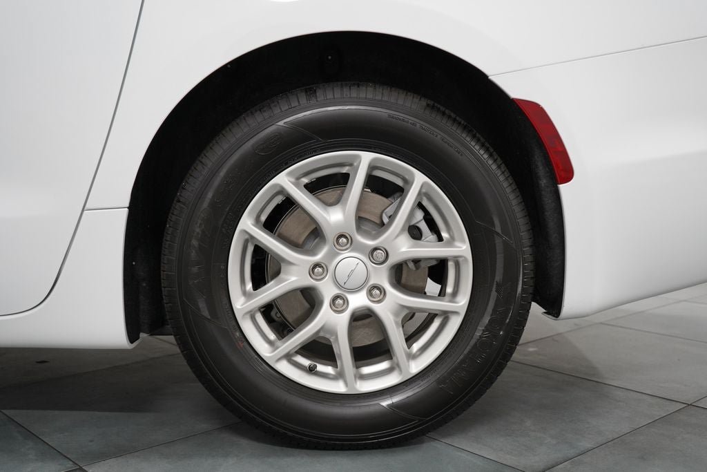 New 2027 Chrysler Pacifica Select FWD image 29