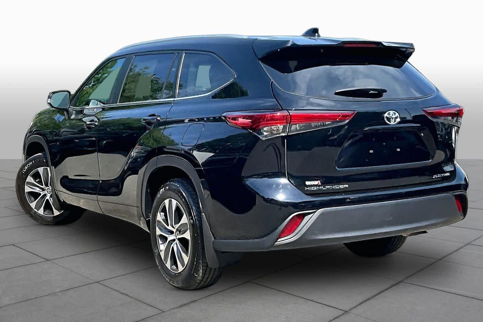 Used 2023 Toyota Highlander XLE AWD/4WD image 12