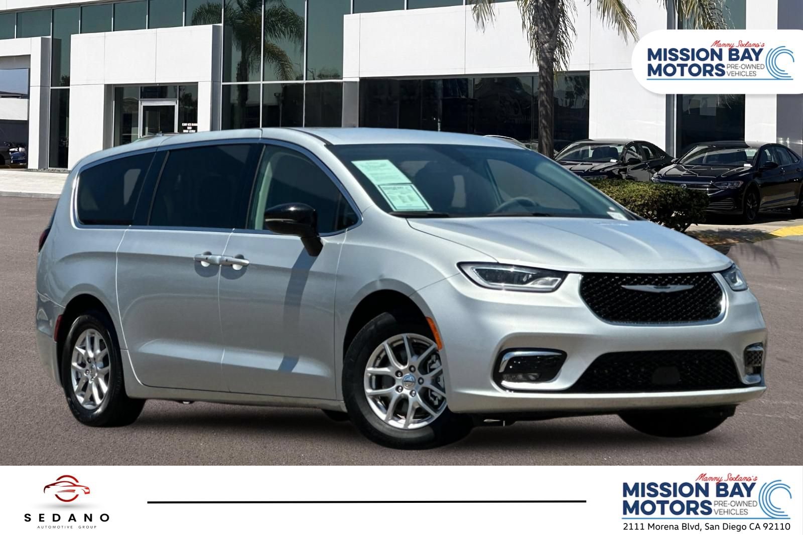 Used 2024 Chrysler Pacifica Touring-L FWD image 1