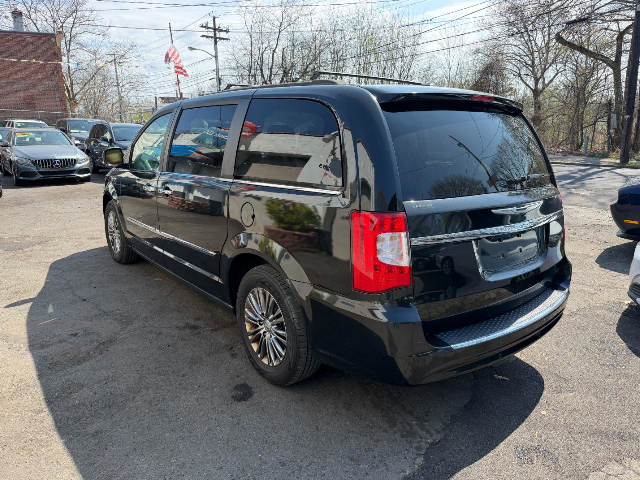 Used 2014 Chrysler Town & Country Touring-L w/ Driver Convenience Group image 6
