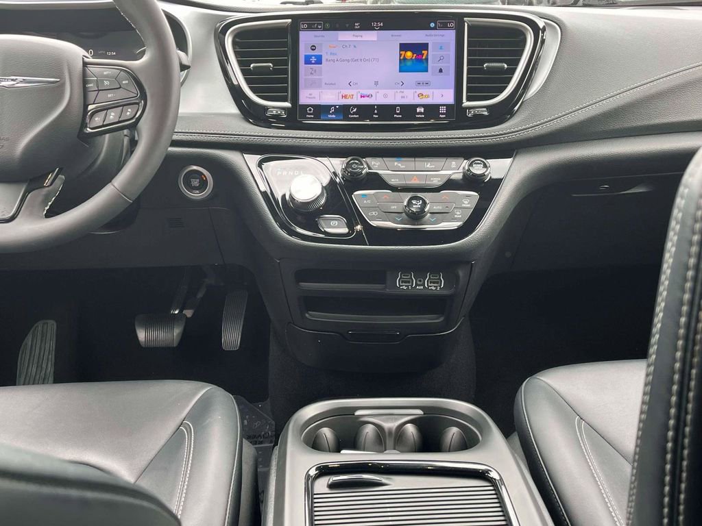 Used 2024 Chrysler Pacifica Limited FWD image 3