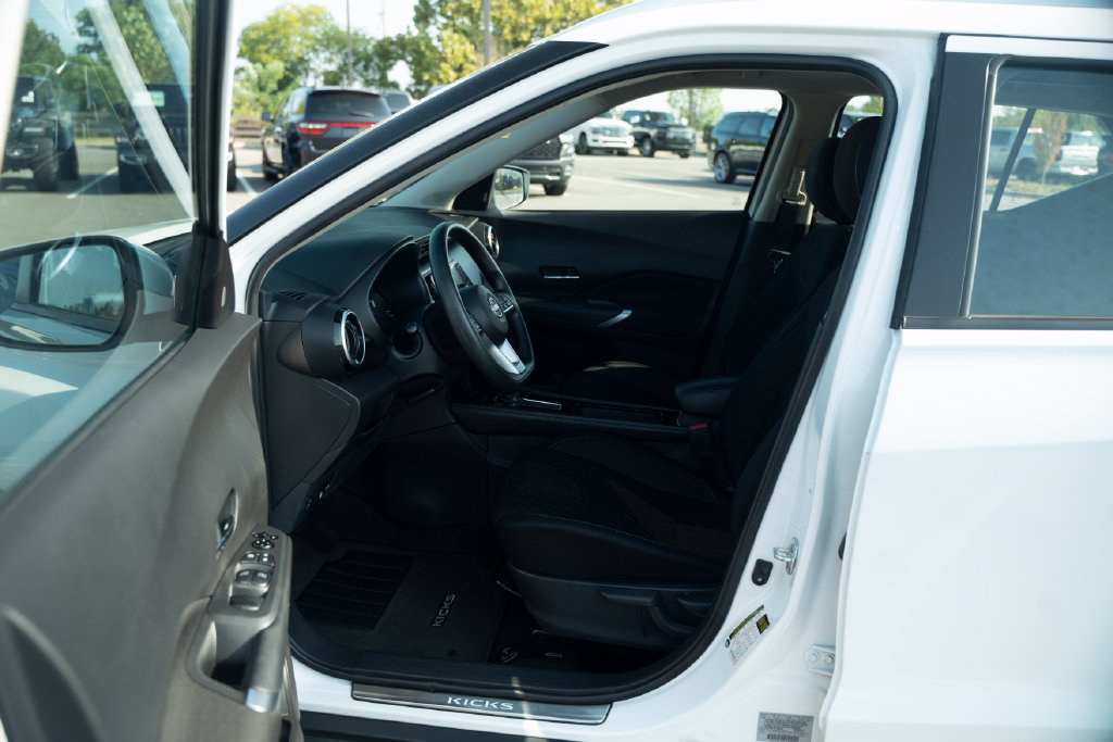 Used 2023 Nissan Kicks SV w/ Interior Electronics Package FWD image 13