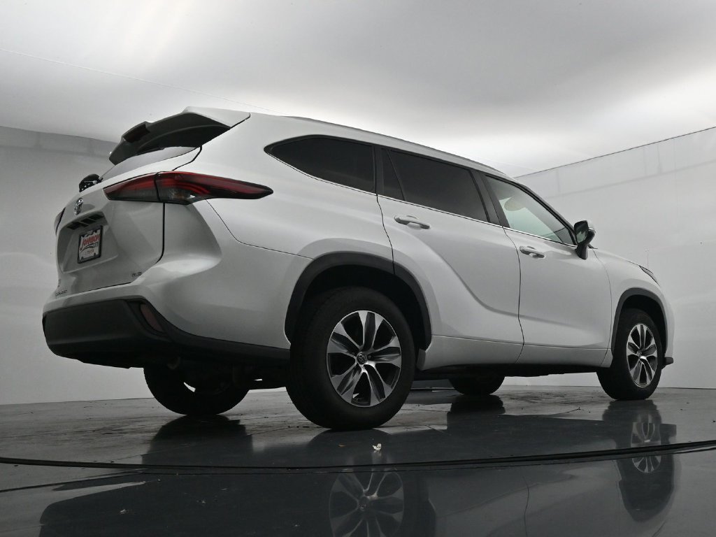 Used 2024 Toyota Highlander XLE FWD image 38