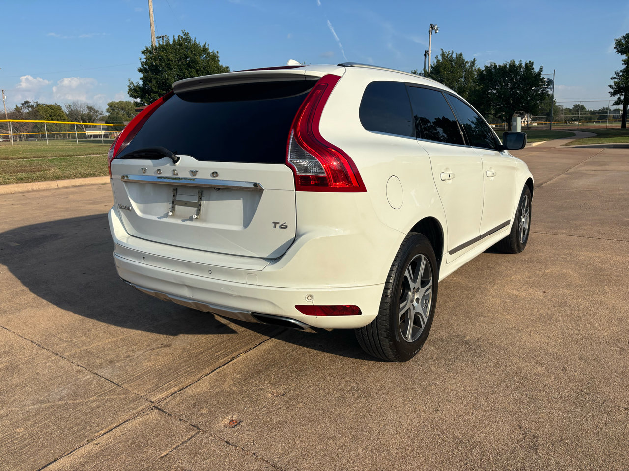 Used 2015 Volvo XC60 T6 w/ Proximity Package image 23