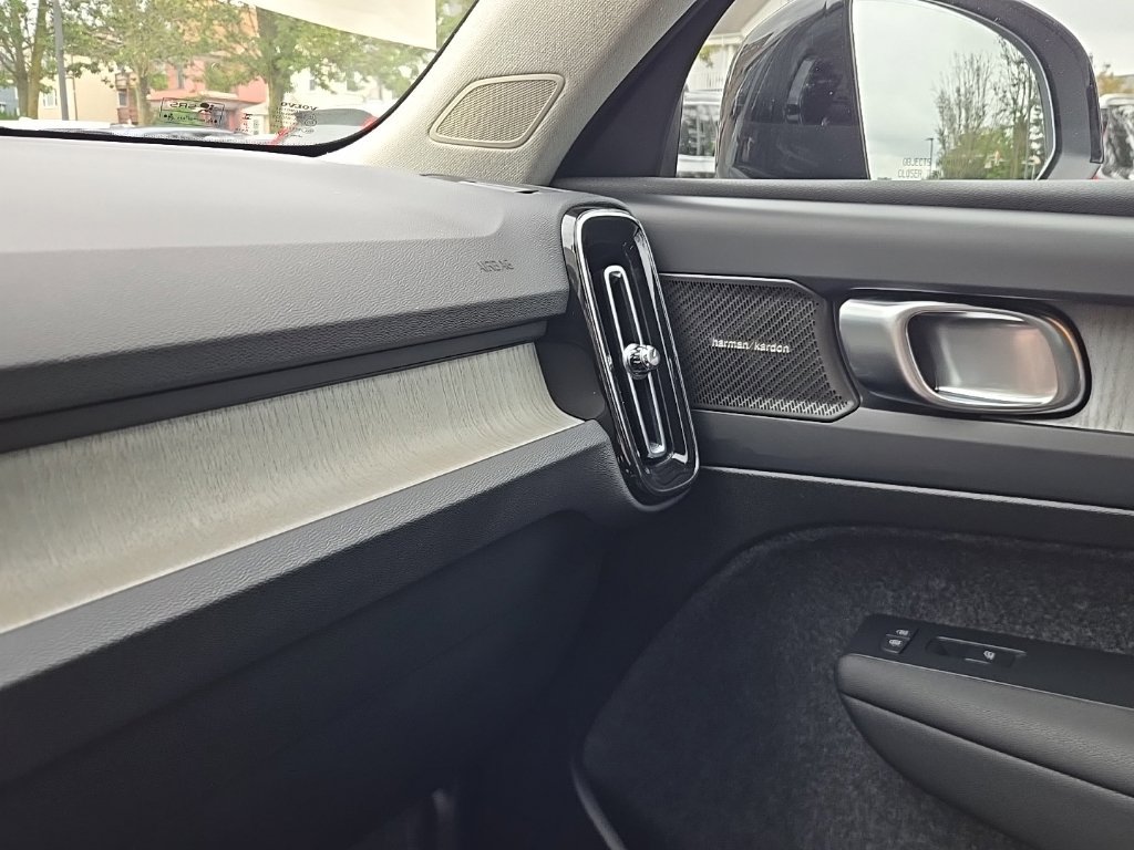 Certified 2025 Volvo XC40 B5 Ultra AWD/4WD image 23