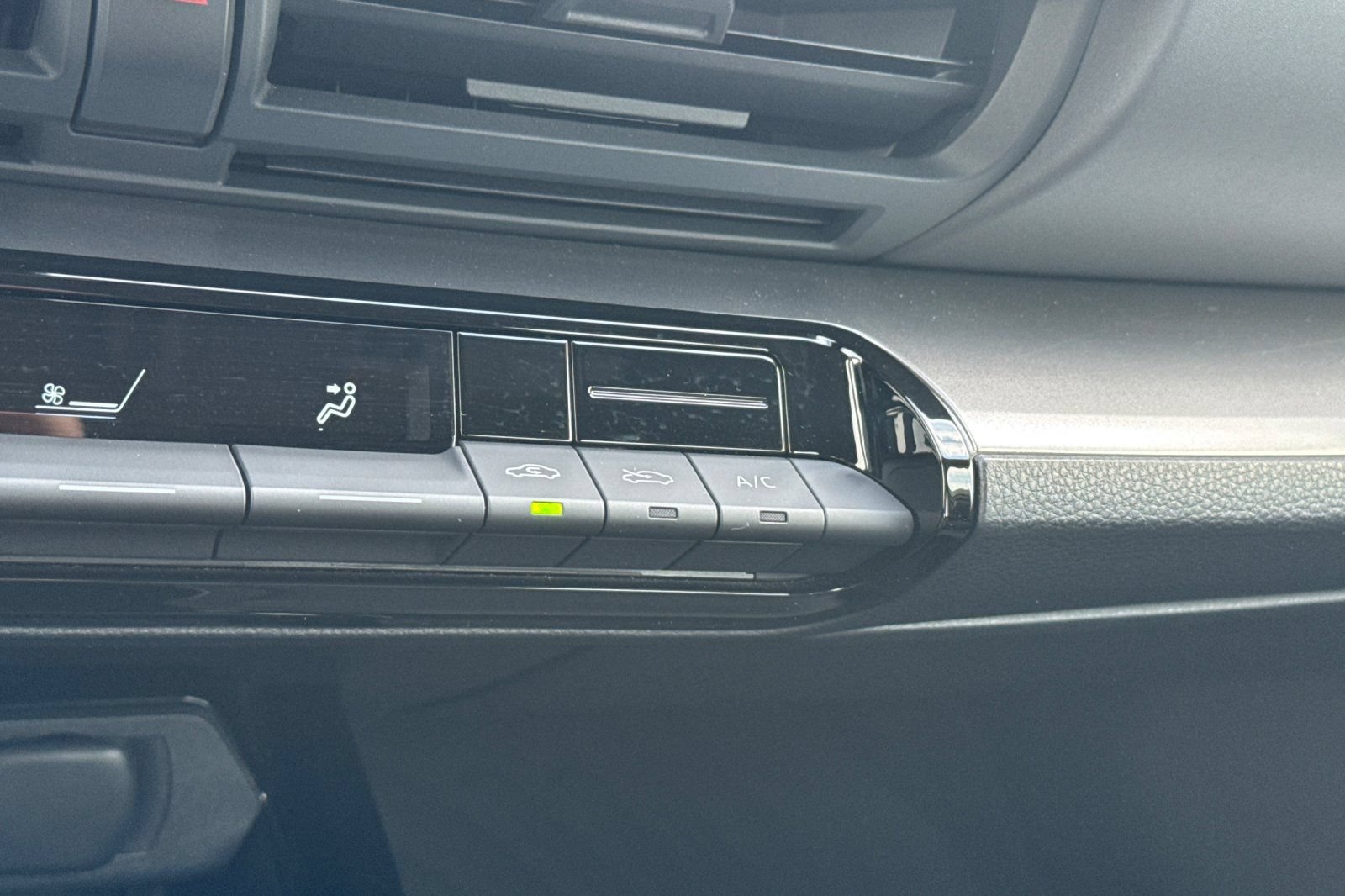 Certified 2025 Toyota Prius LE FWD image 30