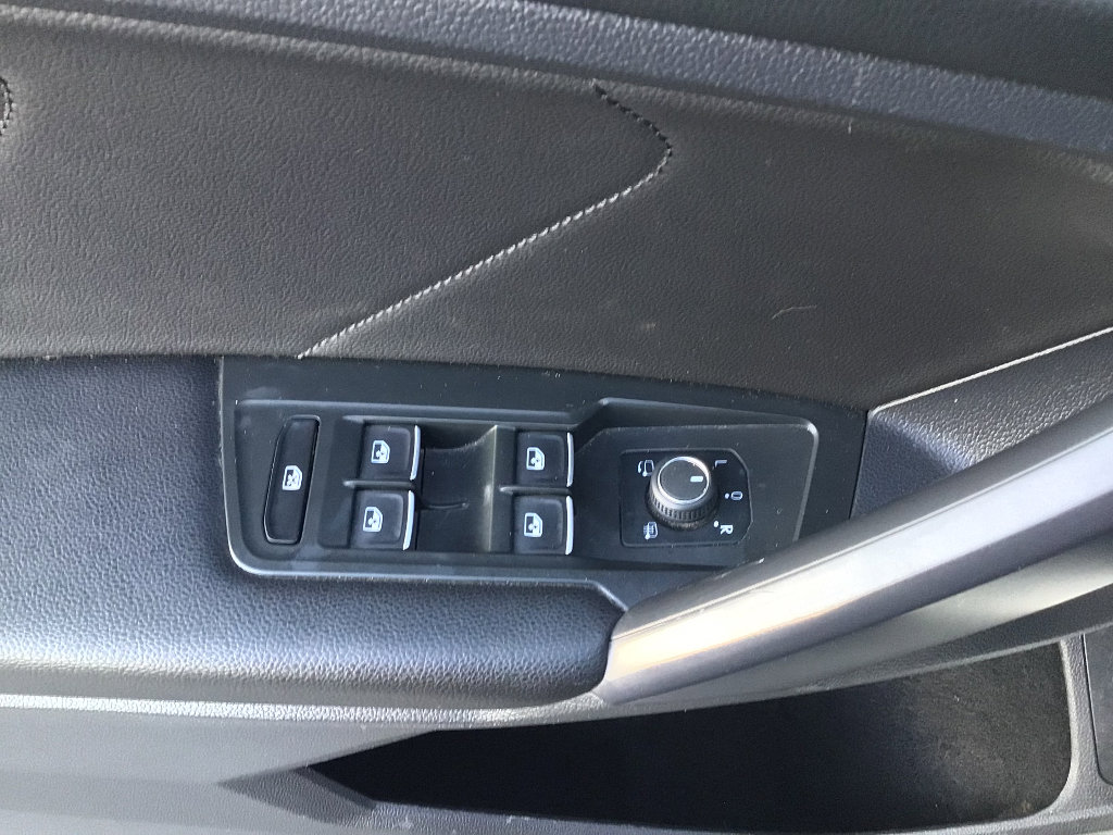 Used 2021 Volkswagen Tiguan SEL Premium R-Line image 6