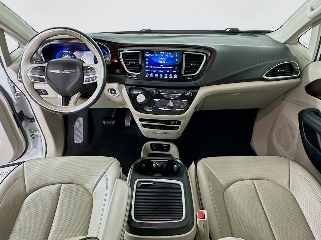 Used 2017 Chrysler Pacifica Limited w/ UConnect Theater Package FWD image 3