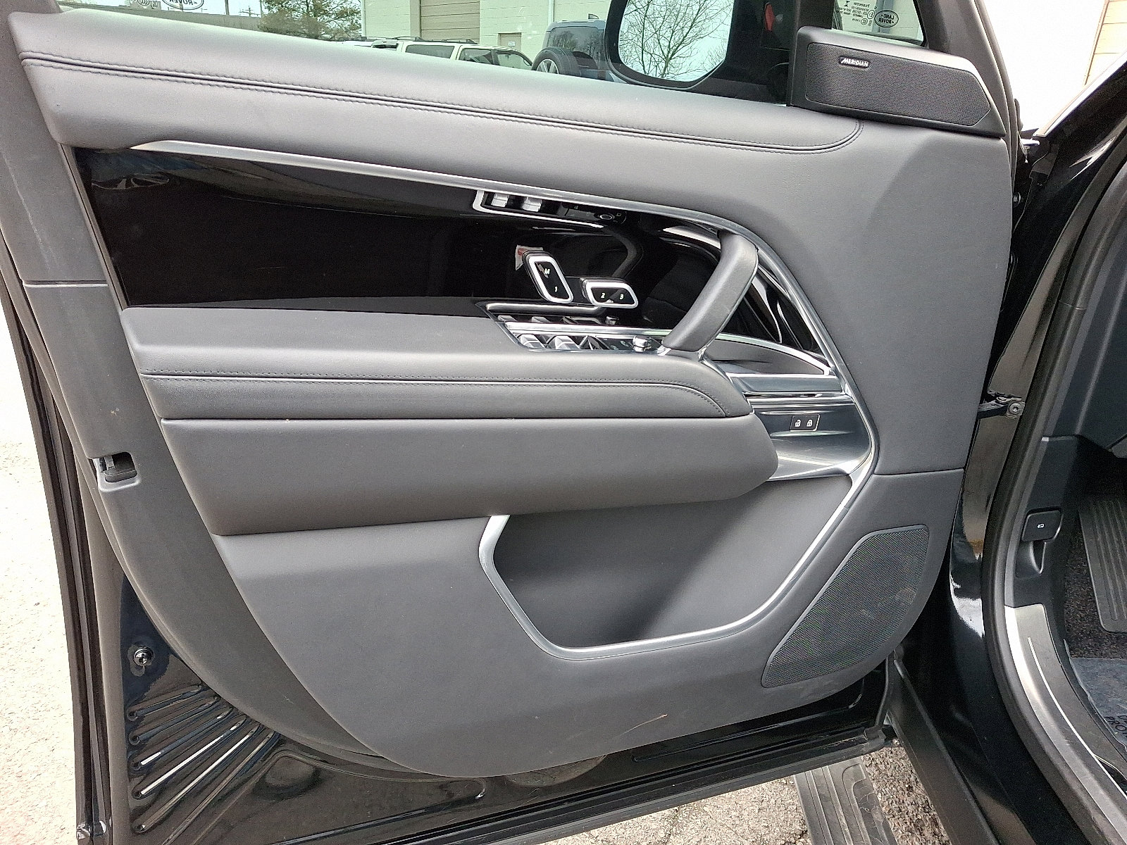 Used 2023 Land Rover Range Rover SE image 13