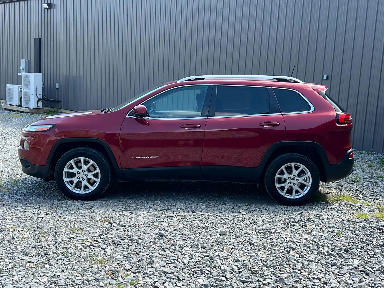 Used 2017 Jeep Cherokee Latitude image 2