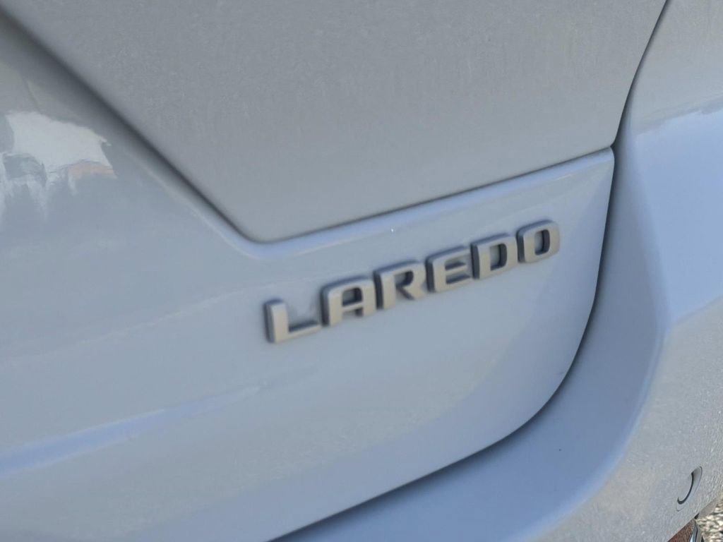 Used 2024 Jeep Grand Cherokee Laredo image 13