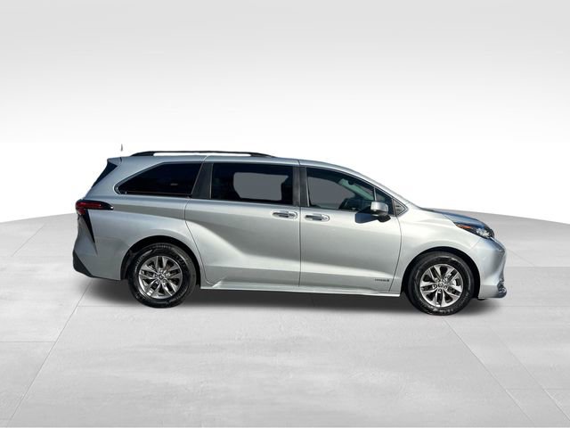 Used 2021 Toyota Sienna XLE image 6