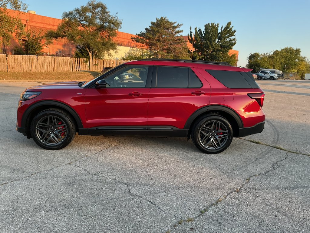 New 2026 Ford Explorer ST-Line w/ ST-Line Street Pack AWD/4WD image 2