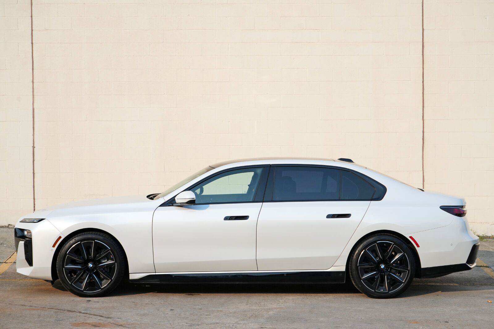 Used 2023 BMW i7 xDrive60 w/ Executive Package 2 AWD/4WD image 62