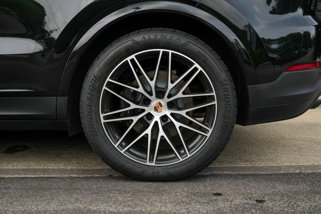 Certified 2025 Porsche Cayenne E-Hybrid AWD/4WD image 12