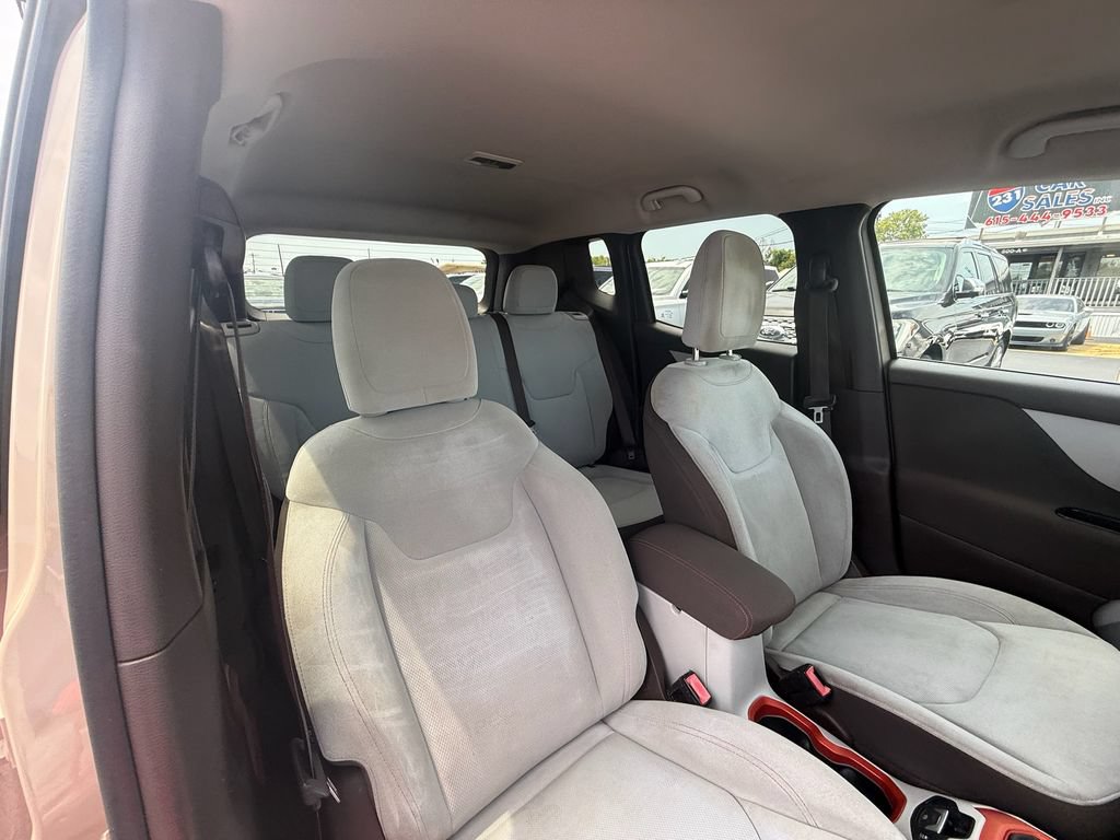 Used 2015 Jeep Renegade Latitude w/ Cold Weather Group FWD image 24