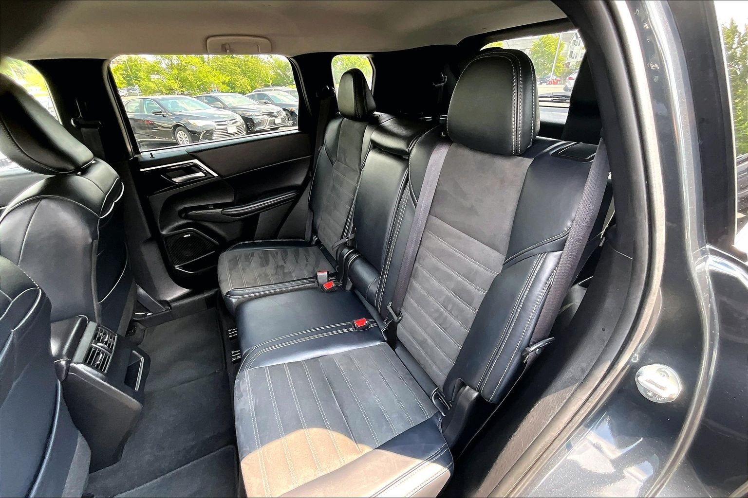 Used 2025 Mitsubishi Outlander SE AWD/4WD image 24