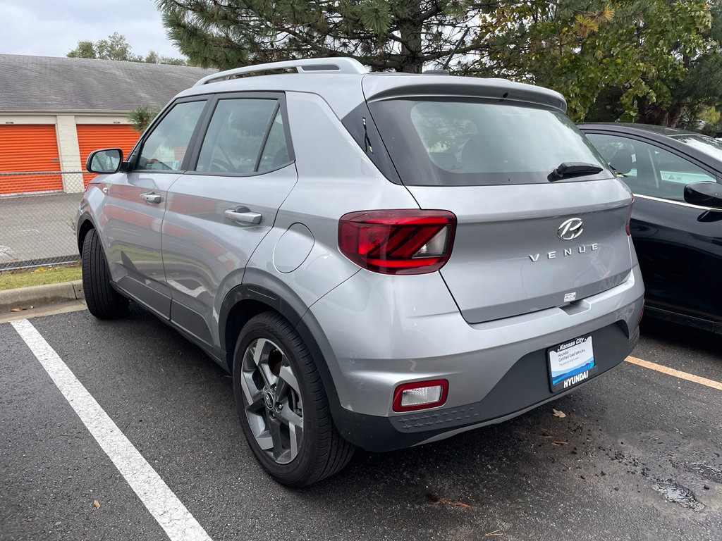 Used 2025 Hyundai Venue SEL image 2