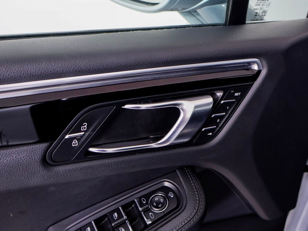 Certified 2024 Porsche Macan w/ Premium Plus Package image 29