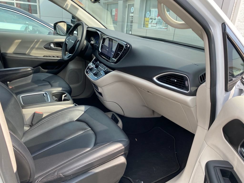 Used 2024 Chrysler Pacifica Touring-L FWD image 12