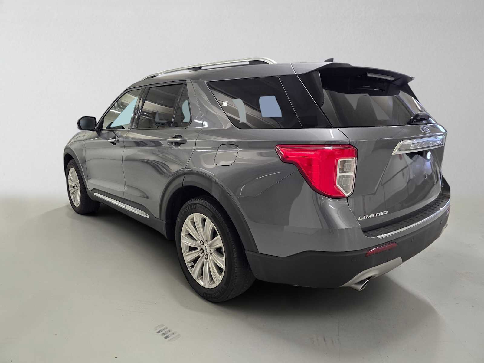 Used 2022 Ford Explorer Limited w/ Hybrid Equipment Group 310A RWD image 3