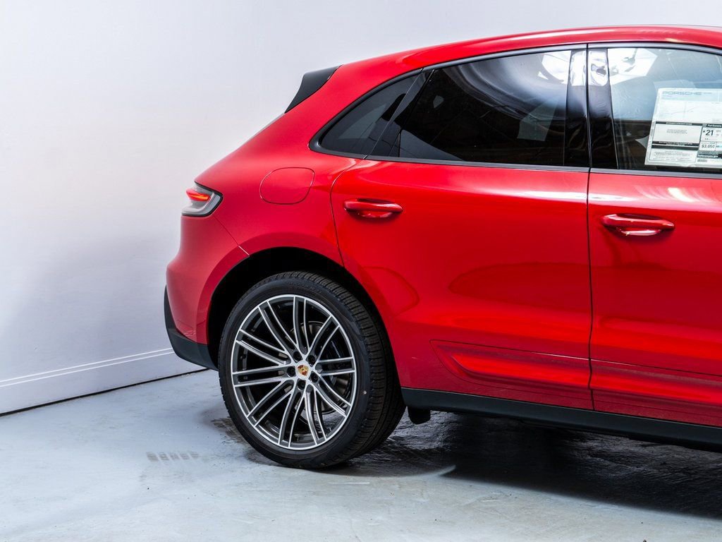 Used 2025 Porsche Macan image 11