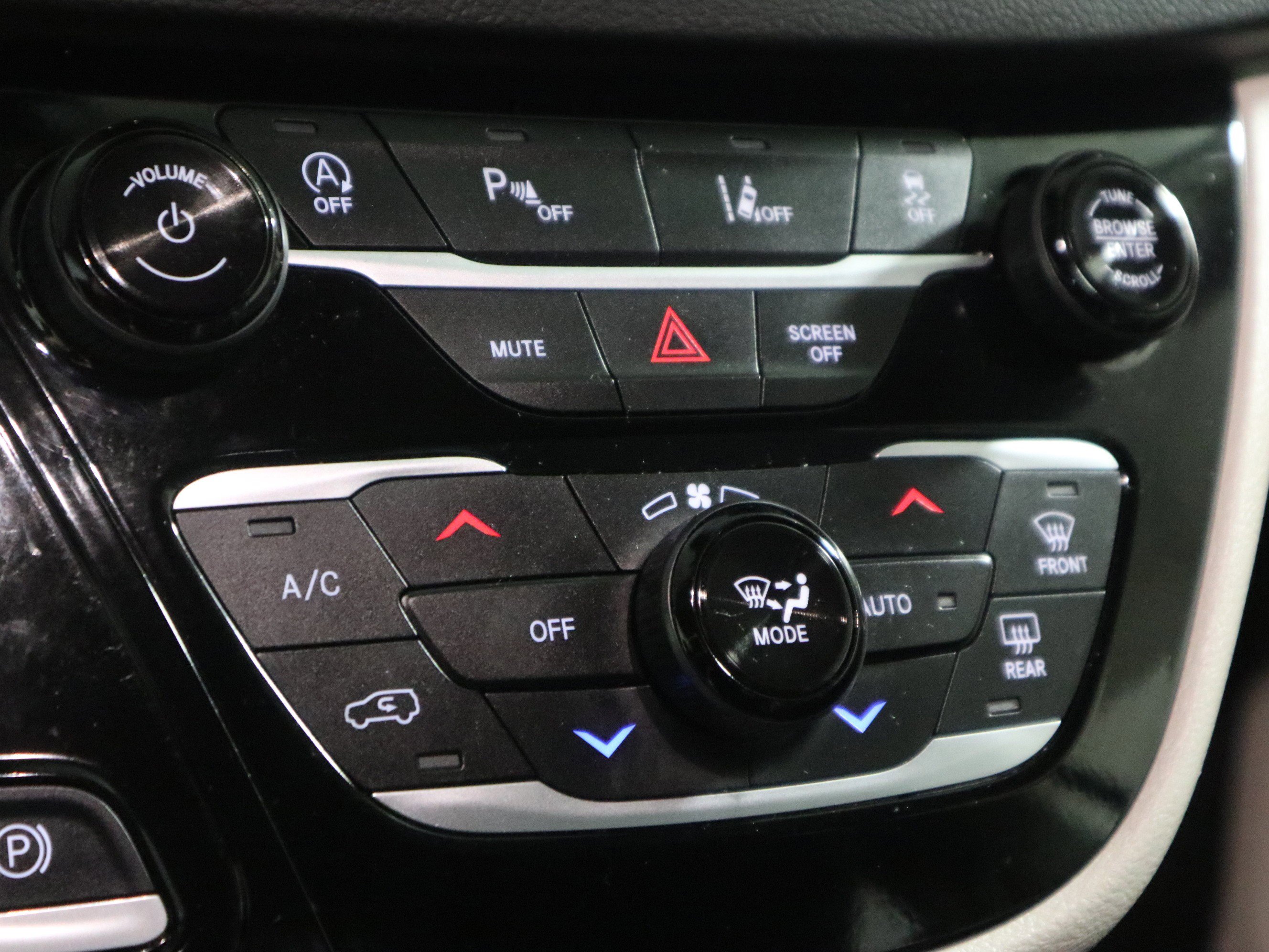 Used 2024 Chrysler Pacifica Touring-L image 27