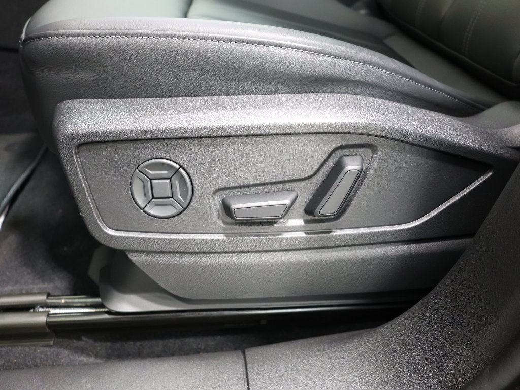 Used 2025 Audi Q5 Premium w/ 19" Wheel Package AWD/4WD image 14