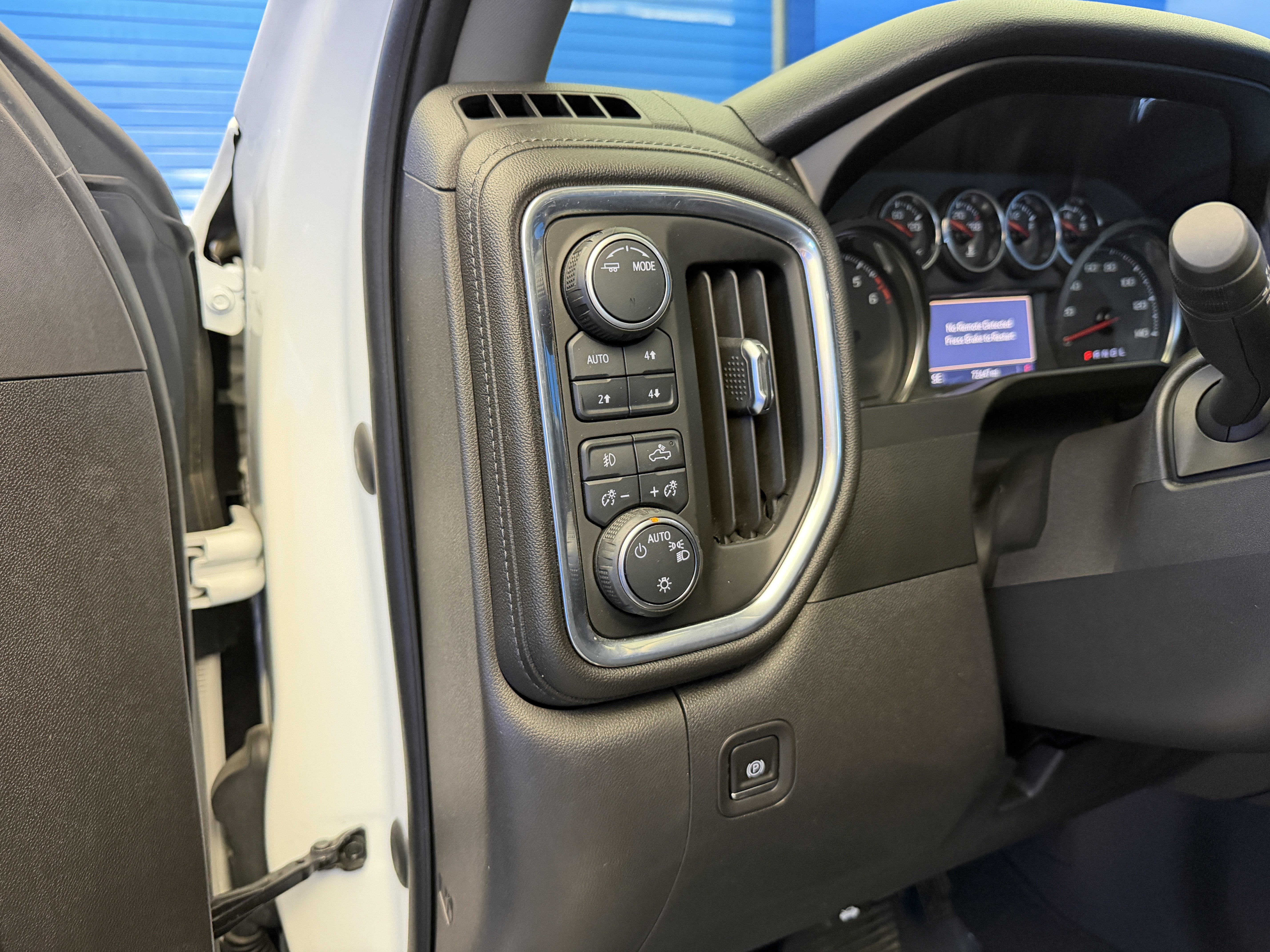 Used 2021 Chevrolet Silverado 1500 LT Trail Boss w/ Convenience Package II AWD/4WD image 16