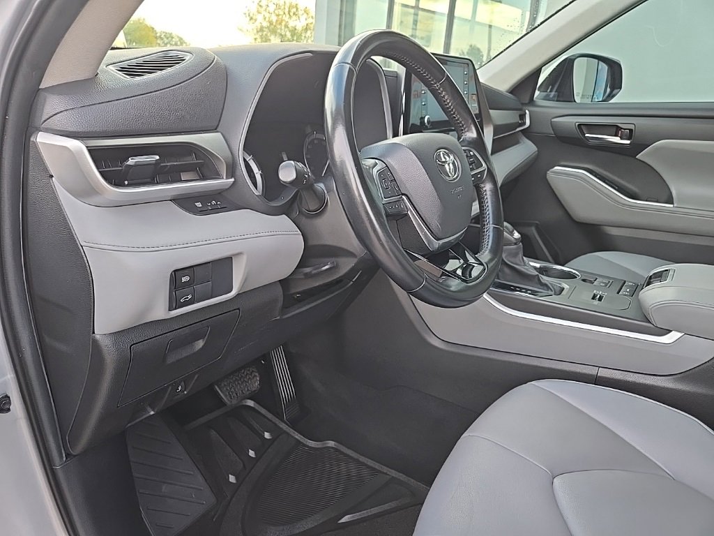 Used 2021 Toyota Highlander XLE image 37